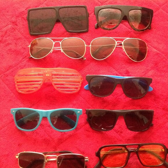 Lot of 21 Pairs of Sun Shades/ Sunglasses - Picture 3 of 12